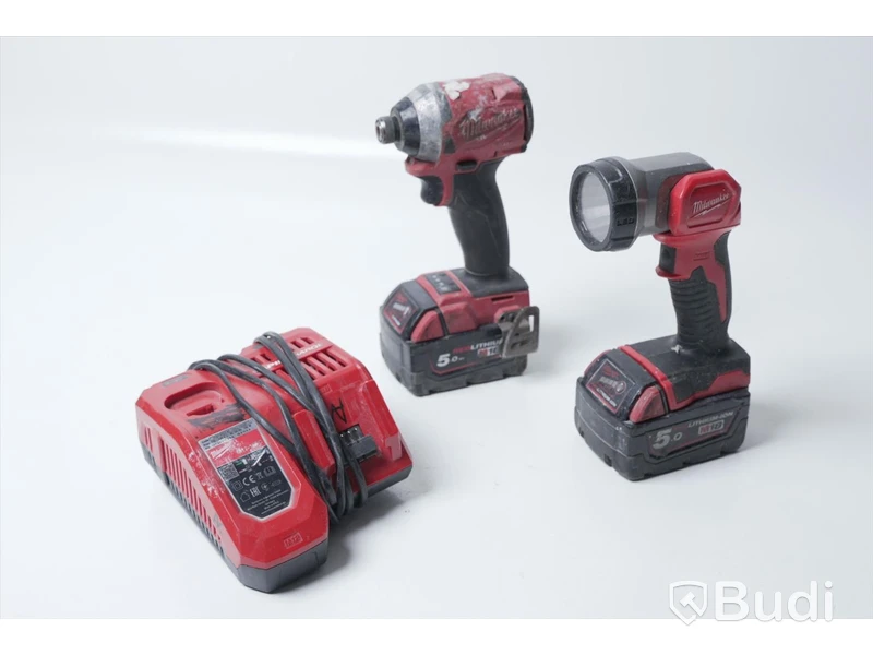 Milwaukee - Slagskruvdragare + LED-lampa (inkl två batterier + laddare)