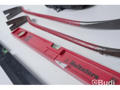 Blandade verktyg - Kofötter, bygglampa, vattenpass och såg