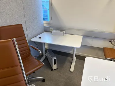4st kontorstolar samt 4st skrivbord