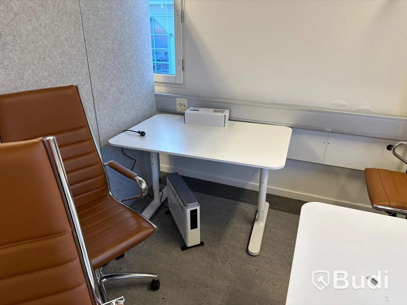 4st kontorstolar samt 4st skrivbord