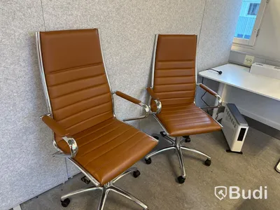 4st kontorstolar samt 4st skrivbord