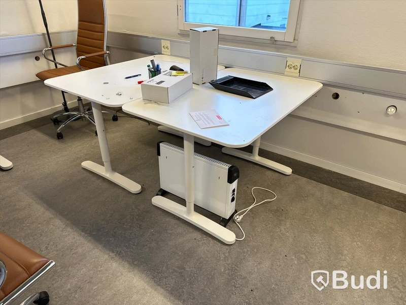 4st kontorstolar samt 4st skrivbord