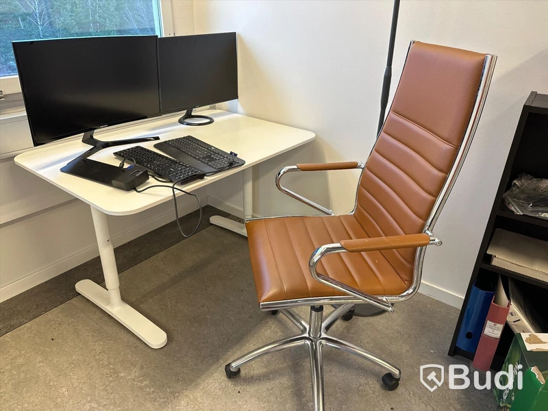 4st kontorstolar samt 4st skrivbord