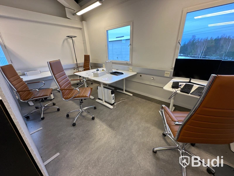 4st kontorstolar samt 4st skrivbord