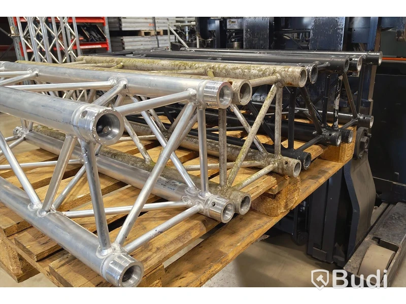 4 st, 1 m truss, Prolyte H30, 2 st siler & 2 st svart, defekt.