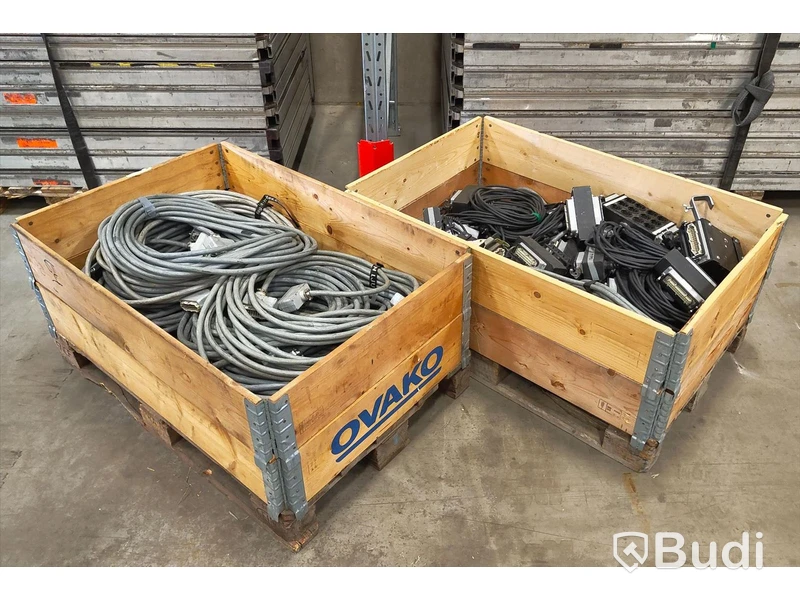 2 pall, blandad Harting, kabel & boxar.