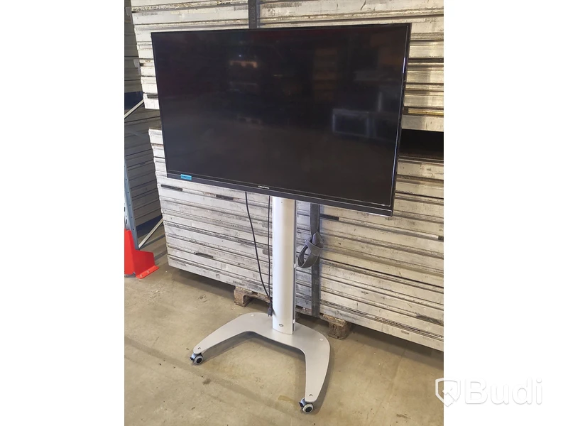 1 st Grundig TV på rullstativ.