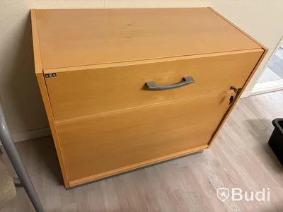 2 st Höj/sänkbara skrivbord, skrivare & kontorsmöbler.
