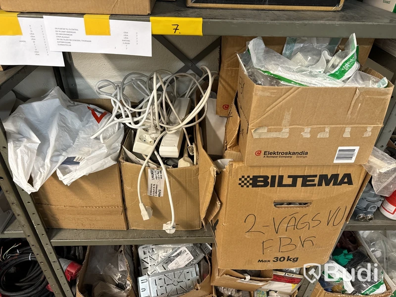 Parti med diverse elmaterial, sladdställ, uttag m.m.