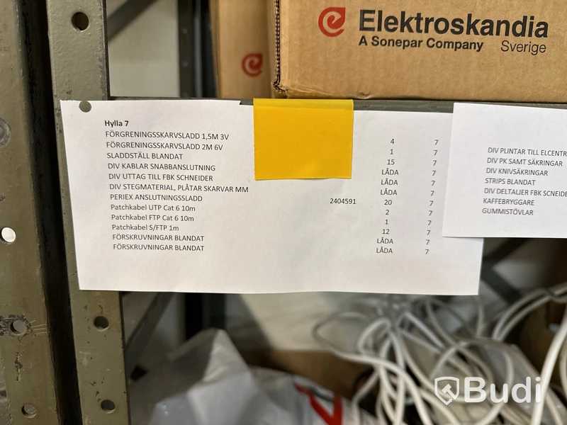 Parti med diverse elmaterial, sladdställ, uttag m.m.