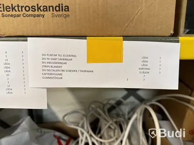 Parti med diverse elmaterial, sladdställ, uttag m.m.