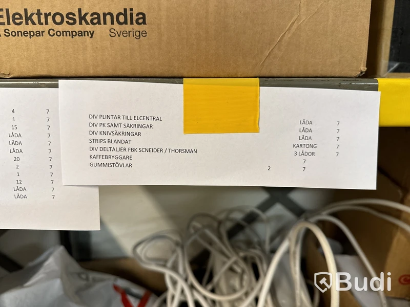 Parti med diverse elmaterial, sladdställ, uttag m.m.