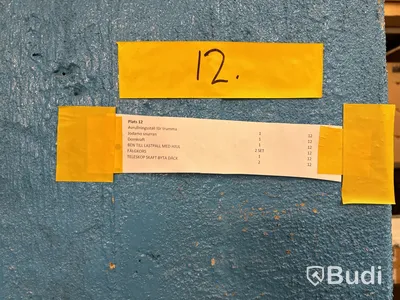 Parti med diverse verktyg, avrullningsställ, domkraft m.m.