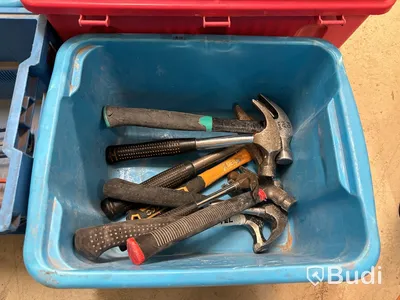 Diverse verktyg bla. skiftnycklar, hammare, plåtsaxar mm.