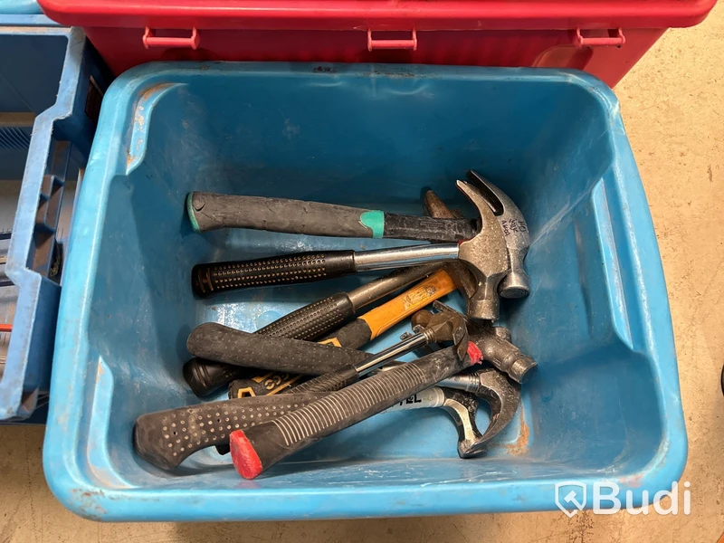 Diverse verktyg bla. skiftnycklar, hammare, plåtsaxar mm.