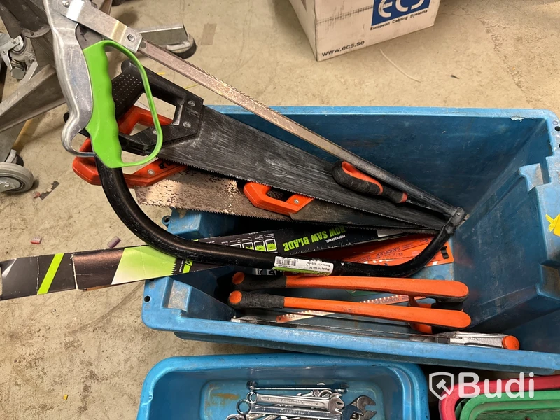 Diverse verktyg bla. skiftnycklar, hammare, plåtsaxar mm.