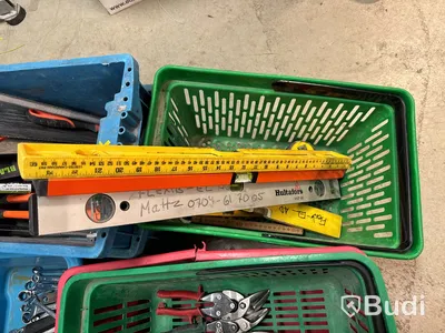 Diverse verktyg bla. skiftnycklar, hammare, plåtsaxar mm.