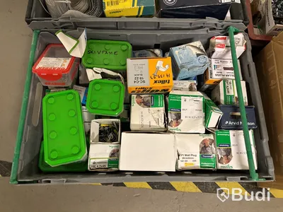 Parti med diverse fästmaterial och skruv (nr 26)