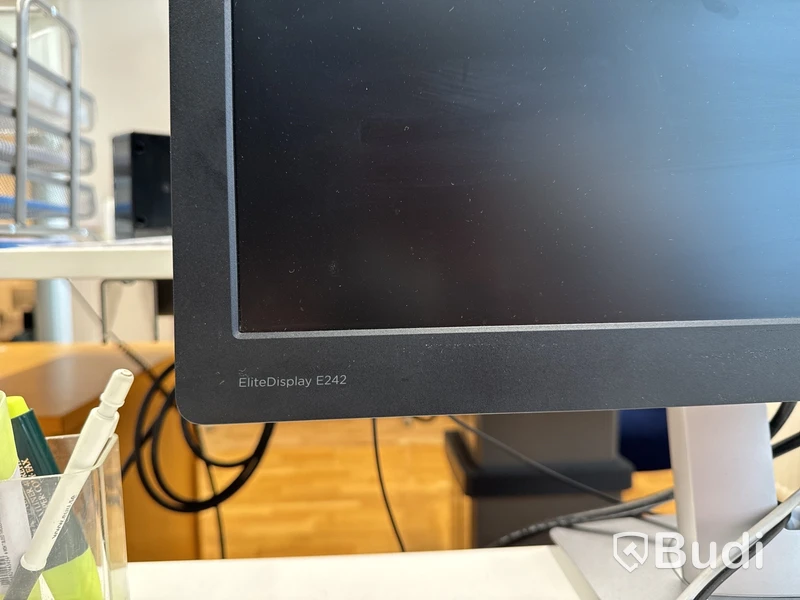 Datorskärm, tangentbord och datormus
