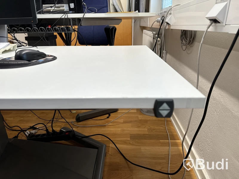 Höj- och sänkbart skrivbord. OBS! Defekt funktion.