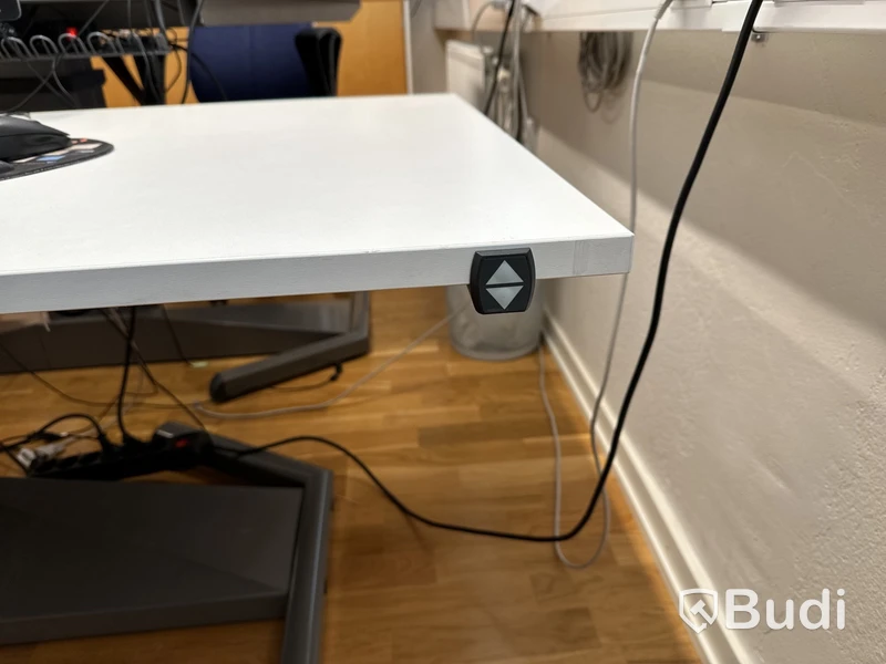 Höj- och sänkbart skrivbord. OBS! Defekt funktion.