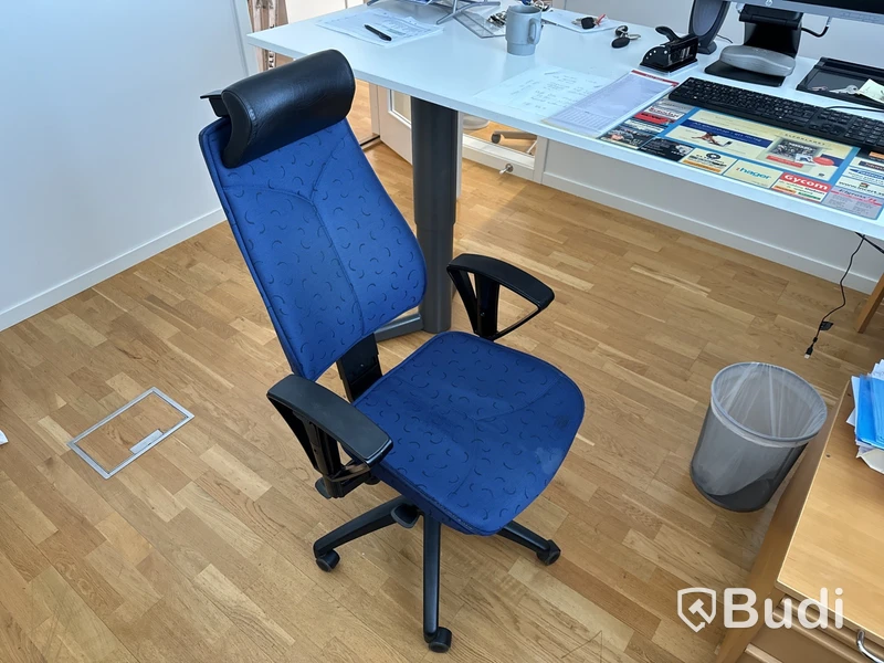 Höj- och sänkbart skrivbord, två datorskärmar, tangentbord, datormus, hurts och kontorsstol
