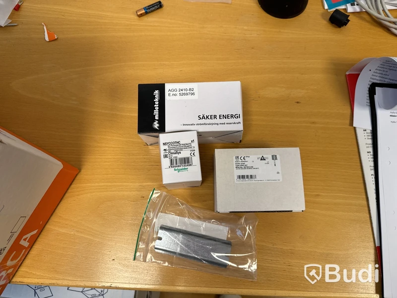 Fiberbox och diverse elmaterial