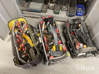Plåtskåp med innehåll.