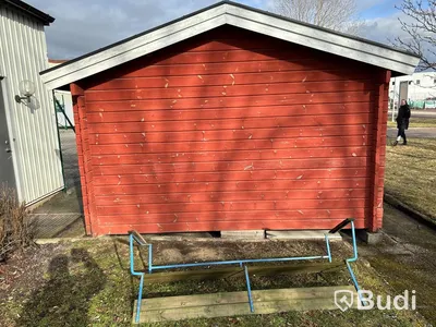 Knuttimrad stuga med veranda för avflyttning.