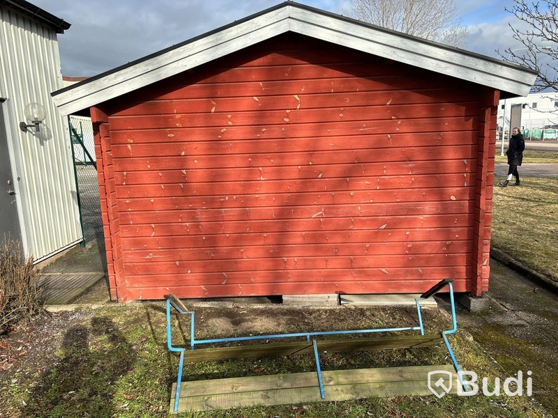 Knuttimrad stuga med veranda för avflyttning.