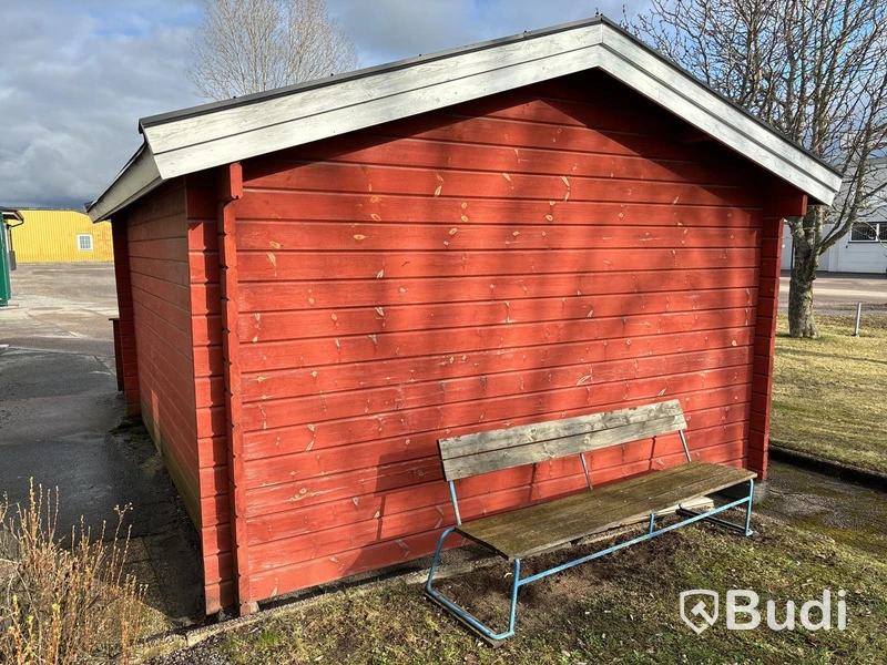 Knuttimrad stuga med veranda för avflyttning.