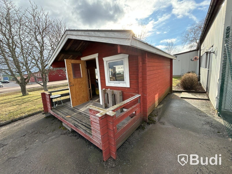 Knuttimrad stuga med veranda för avflyttning.