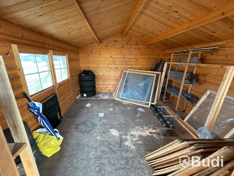Knuttimrad stuga med veranda för avflyttning.