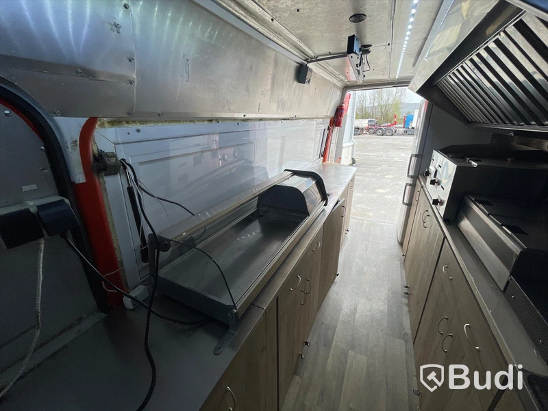 Foodtruck Mercedes-benz 312D | Nylackerad | Startklar