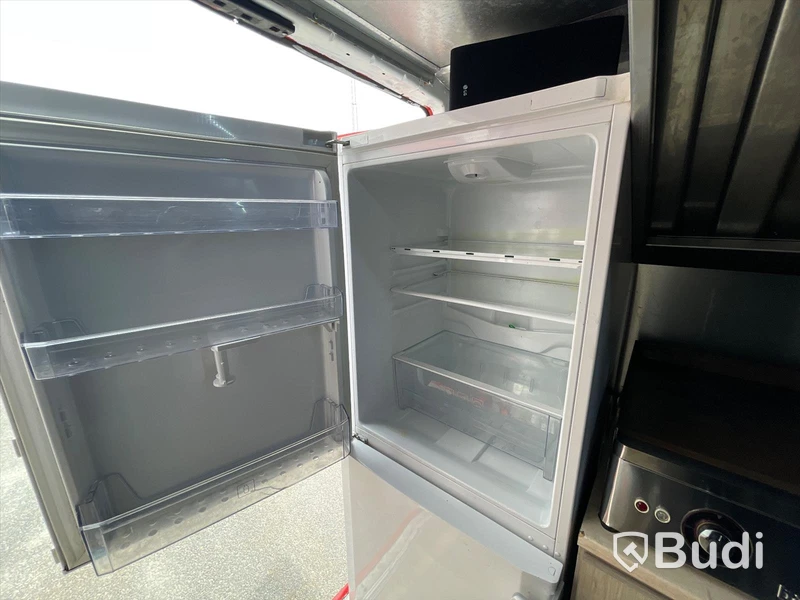Foodtruck Mercedes-benz 312D | Nylackerad | Startklar