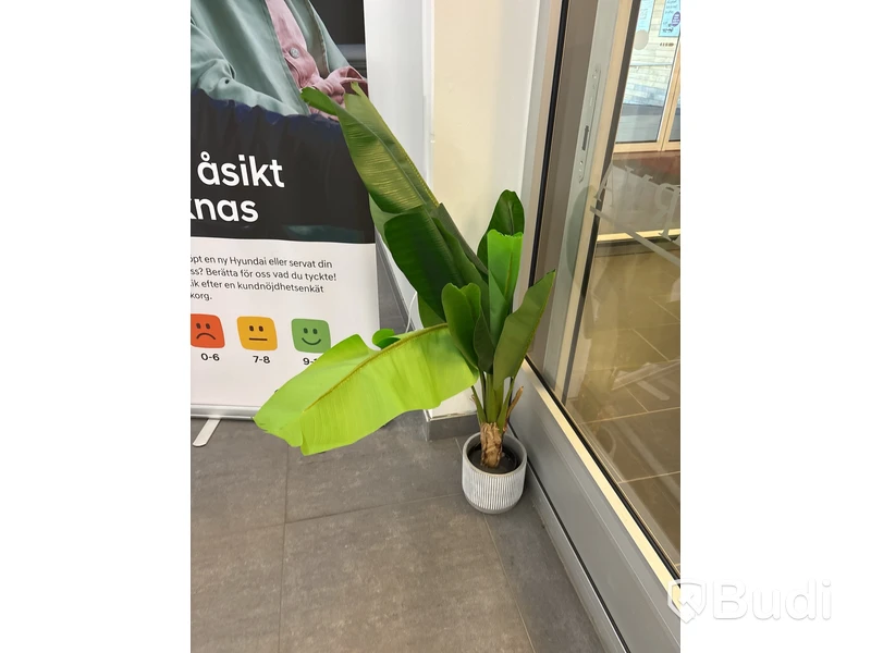 Plastväxter och golvkandelaber