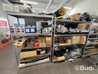 Stort parti med reservdelar inkl. hyllor