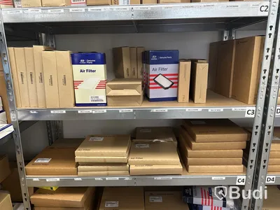 Stort parti med reservdelar inkl. hyllor