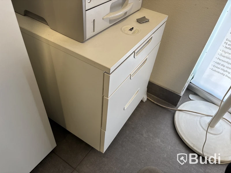 Kontorsgrupp med Höj- och sänkbart skrivbord, 2 st. dokumentskåp samt skrivare