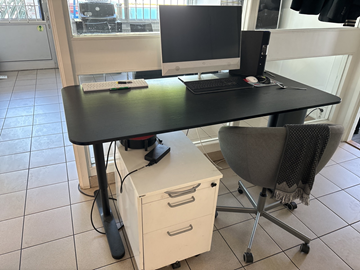 Kontorsgrupp med höj- och sänkbart skrivbord, inkl skärm