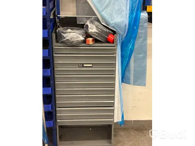 Verktygshyllor med diverse produkter och stege