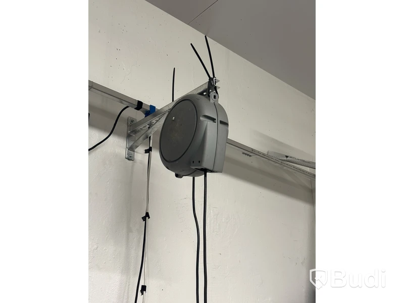 Verktygsstation med skåp, slangvinda