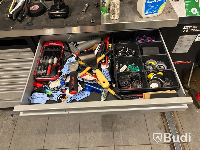 Verktygsstation med skåp, slangvinda