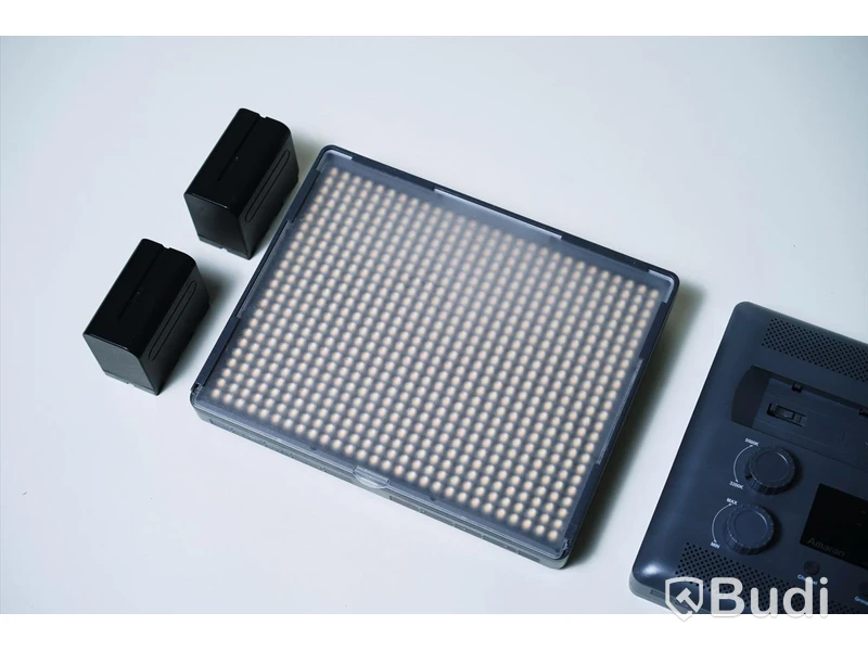 2st LED lampor / Amaran hr672c ink 4 batterier (Ingen laddare).