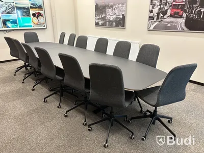 Konferensbord med 14 stolar