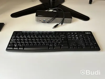 Kontorsarbetsplats med dubbla skärmar
