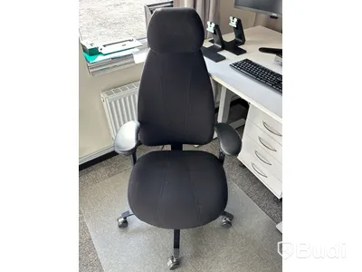 Kontorsarbetsplats med dubbla skärmar