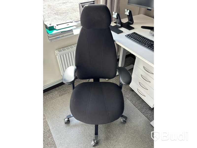 Kontorsarbetsplats med dubbla skärmar