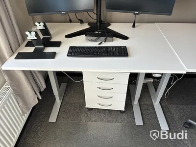 Kontorsarbetsplats med dubbla skärmar