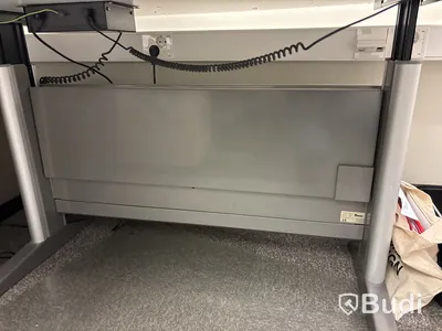 Kontorsarbetsplats med dubbla skärmar